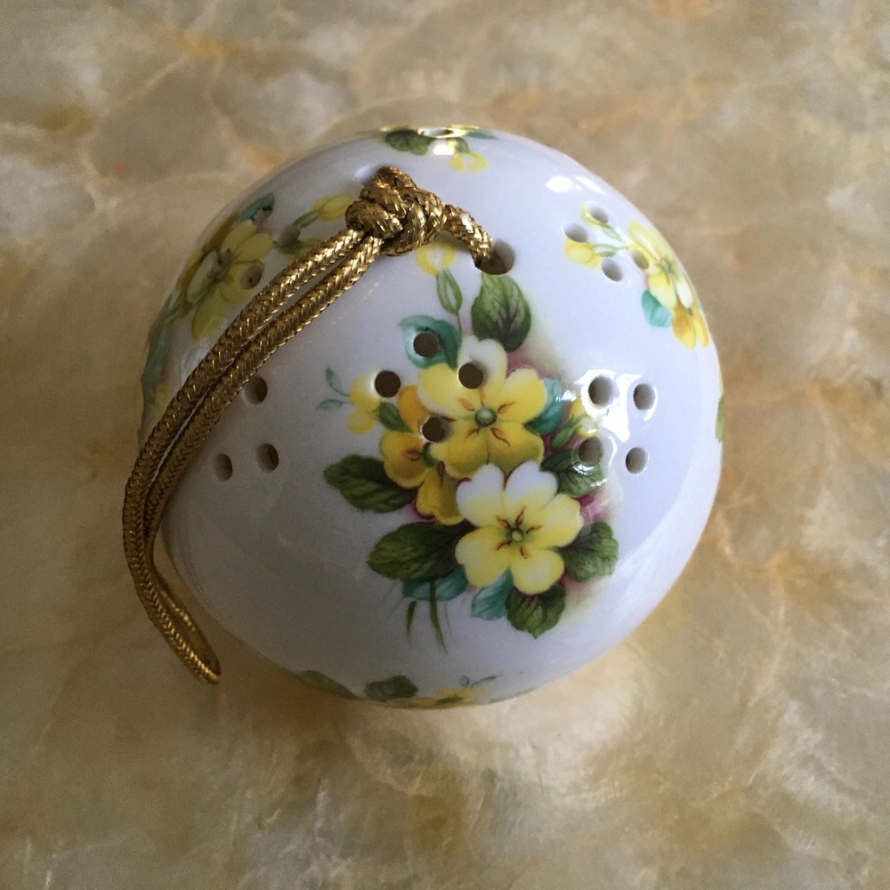 Royal Windsor Bone China England Potpourri Ball Ornament
